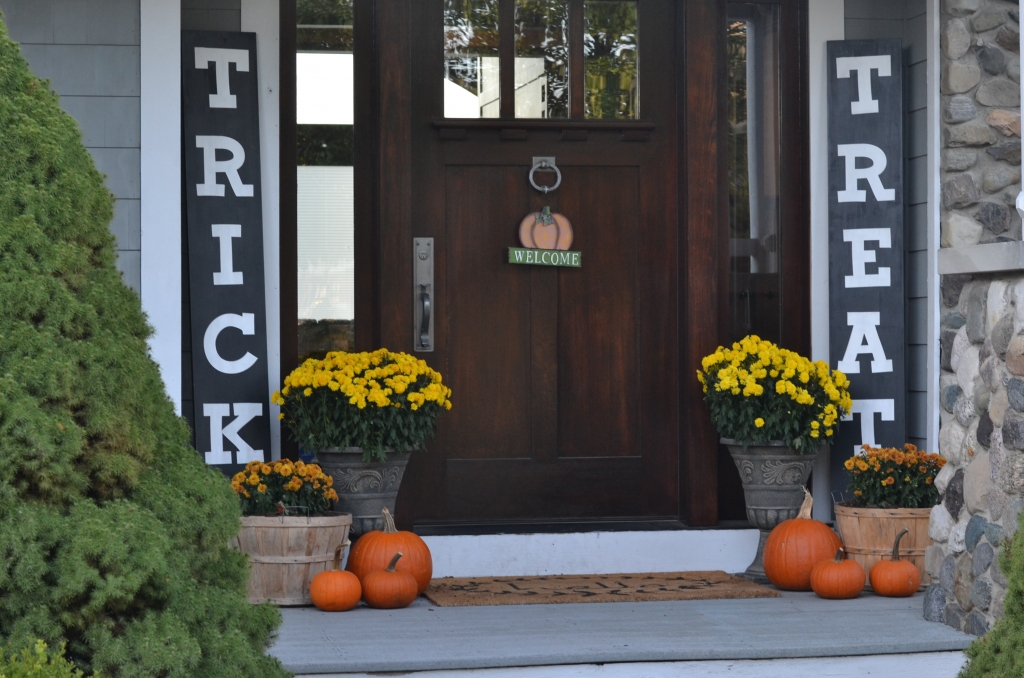 fall front porch trick or treat decor